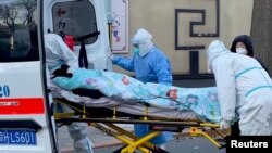 北京医护人员将一名病人运往朝阳医院发热门诊。(2022年12月13日)