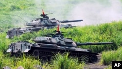 资料照 - 日本陆上自卫队的坦克在富士山下进行军事演习。