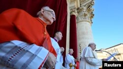 2022年12月25日,教宗方济各在梵蒂冈圣彼得大教堂的主阳台上向城市和世界传递了他传统的圣诞祝福。(梵蒂冈媒体/通过路透社分发)