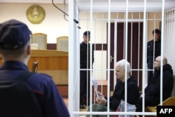 白俄罗斯法庭对比亚利亚茨基等人的审判全部闭门进行,而几名被告都被关在置于法庭上的笼子中。(2023年1月5日)