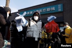 北京快递小哥在药房取药后准备递送。(2022年12月7日)