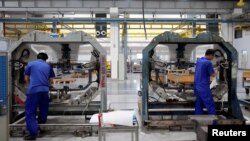 资料照:德国福伊特集团在上海生产高铁火车部件的工厂工人在生产线上。(2022年7月21日)