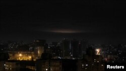 2023年1月1日,在俄罗斯对乌克兰发动的袭击中,俄方使用了无人机,基辅的天际线上可以看见爆炸产生的光芒。