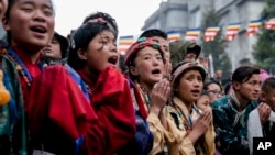 Người Tây Tạng chào đón Đức Đạt Lai Lạt Ma khi ngài tới một thiền viện ở Bomdila, Arunachal Pradesh, Ấn Độ, hôm 4/4.