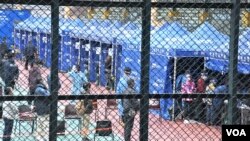 香港特首林郑月娥表示,香港的情况不能与深圳直接比较,目前没有能力仿效“封城”全民强检的做法 (美国之音/汤惠芸)