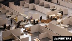 中国吉林省长春市的工人把一个体育馆改建成为隔离新冠病人的临时医院。(2022年3月15日)