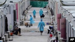 香港医护人员在新田地区临时搭建的隔离设施内照看新冠病人。(2022年3月11日)