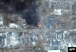 卫星图像显示乌克兰城市马里乌波尔西部城区一片被战火蹂躏的工业区。(2022年3月12日)