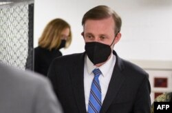 白宫国家安全顾问沙利文在国会对参议员们说明俄乌局势后离开国会。(2022年2月14日)