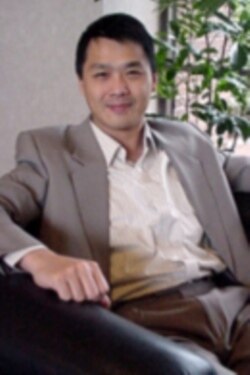 美国罗耀拉大学商学院副院长丁弘彬(照片来源:罗耀拉大学网站)