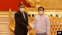 မြန်မာနိုင်ငံဆိုင်ရာ အာဆီယံ အထူးကိုယ်စားလှယ်ဖြစ်တဲ့ ကမ္ဘောဒီယားနိုင်ငံခြားရေးဝန်ကြီး Prak Sokhonn (ဝဲ)၊ စစ်ကောင်စီအကြီးအကဲ ဗိုလ်ချုပ်မှူးကြီးမင်းအောင်လှိုင် (ယာ) မတ်လ ၂၁၊ ၂၀၂၂