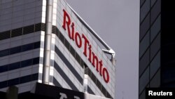 资料照片:2015年11月19日,在西澳大利亚州的首府珀斯,矿业公司力拓(Rio Tinto)办事处所在的大楼上装饰公司的标志。 (路透社照片)