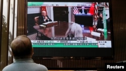 香港街头的大型电视屏幕正在播放美国总统拜登与中国领导人习近平的视频会谈的视频。(2021年11月16日)