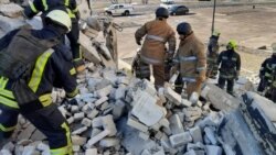 在2022年3月18日发布的这张图片中,随着俄罗斯对乌克兰的攻击继续,救援人员正在乌克兰哈尔科夫一栋被炮击损坏的住宅楼的废墟中搜寻。