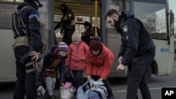 Lapolis tcheke papye ak sak refije yo nan Brovary, Ikren, Dimanch 20 Mas 2022.