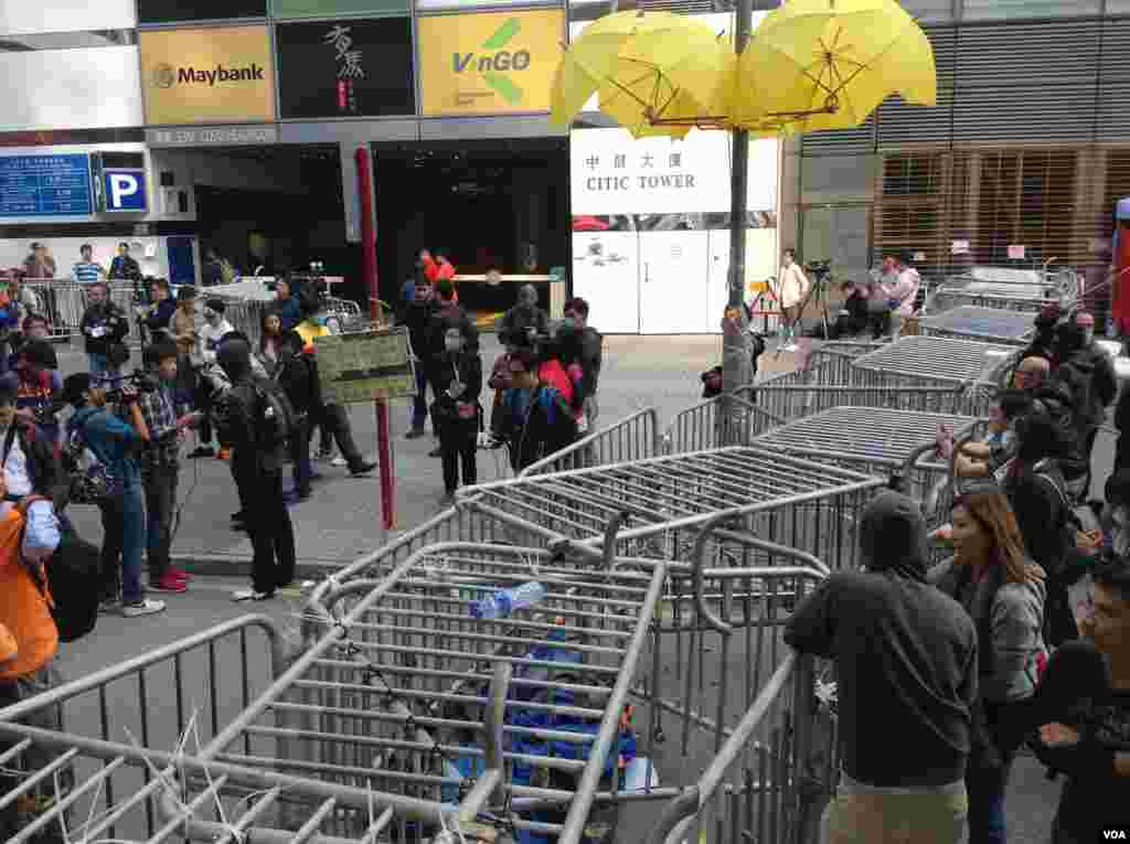 高等法院执达主任在金钟中信大厦展开清理障碍物行动(美国之音海彦拍摄)(美国之音海彦拍摄)