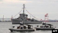 菲律宾海军驾驶快艇在苏比克湾近海巡逻