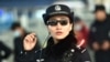 2018年2月5日,中国河南省郑州火车站郑州东站的一名警察戴着一副带有面部识别系统的智能眼镜。