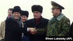 资料照片:美(左)、乌(中)、俄三国国防部长在基辅附近一处军事基地共同见证该地的一处核弹发射井被销毁。(1996年1月5日)