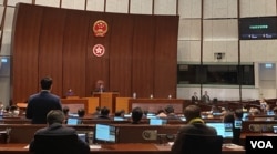 香港特首林郑月娥宣布暂缓全民强检,呼吁施压推行全民强检的立法会议员反思,言论引起多名立法会议员激烈反应 (美国之音/汤惠芸)