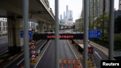 上海因新冠疫情封城,一条穿越黄浦江通往浦东的隧道入口被封。(2022年3月28日)