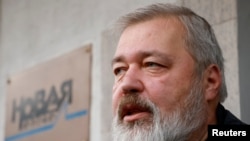 资料照:2021年10月8日,俄罗斯调查性报纸《新报》的总编、2021年诺贝尔和平奖得主之一穆拉托夫在莫斯科与新闻记者谈话。