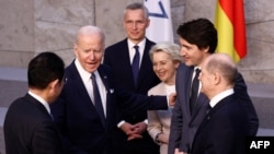 Лідери Японії, США, Німеччини, Канади поруч із генсекретарем НАТО та президенткою Європейської комісії перед "сімейною" фотографією лідерів G7 під час саміту НАТО в Брюсселі 24 березня 2022 року. (Фото: HENRY NICHOLLS / POOL / AFP)