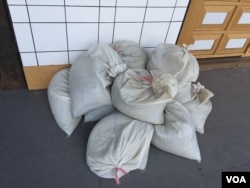 台北车站附近一店铺门前摆放的沙袋(美国之音林枫拍摄 )