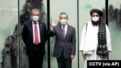 中国央视播放中国外长王毅在安徽屯溪会晤到访的巴基斯坦外长沙阿·马哈茂德·库雷希(左)和塔利班任命的阿富汗外长阿米尔·汗·穆塔奇(右)的影像。(2022年3月30日)