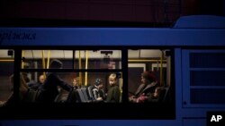 一辆巴士把来自马里乌波尔和别尔江斯克的流离失所者送往乌克兰扎波罗热的一处难民中心。(2022年4月1日)