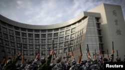 资料照片:2012年8月28日,上海大学的学生参加军训。(路透社照片)