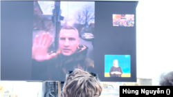 Thị trưởng Kyiv Vitali Klitschko, cựu vô địch quyền anh thế giới, cũng dùng điện thoại để kết nối với người tuần hành nhưng tín hiệu điện thoại của ông không được tốt, lúc có hình thì không có tiếng và khi có tiếng lại mất hình. Dù vậy ông cũng được mọi người hoan hô tán thưởng và người ta cũng nghe được lời cảm ơn từ vị thị trưởng của thành phố đang bị Nga tấn công từ cả tháng nay.