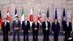 2022年3月24日,在布鲁塞尔举行的北约峰会上,从左至右,日本首相岸田文雄、加拿大总理特鲁多、美国总统拜登、德国总理朔尔茨、英国首相约翰逊、法国总统马克龙、意大利总理德拉吉这七国集团领导人合影留念。(美联社)