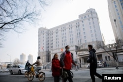 人们走过北京第二中级人民法院外的街道。(2022年3月31日)