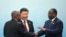 Tổng thống Nam Phi Cyril Ramaphosa, trái, bắt tay Tổng thống Senegal Macky Sal, phải, với chủ tịch Trung Quốc Tập Cận Bình, giữa, tại Thượng đỉnh Bắc Kinh của Diễn đàn Hợp tác Trung Quốc-châu Phi, ngày 4/9/ 2018.