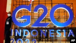 一名保安站在二十国联合峰会峰的巨大招牌旁,二十国卫生和财政部长即将在印尼巴厘岛参加这次峰会有关健康、可持续能源及数码转变加的讨论,然而俄乌冲突、美中与西方国家日益紧张的关系或将始终是这次会议挥之不去的阴影。