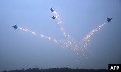 资料照:俄罗斯空军SU-27战机在中国珠海航空展进行试验飞行。(2014年11月10日)