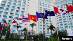 东南亚国家联盟峰会在柬埔寨金边举行,与会各国的旗帜在会场外飘扬(2022年11月10日)。