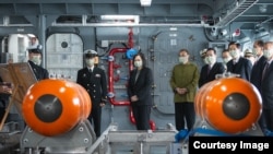 2020年12月15日,台湾总统蔡英文登上布雷艇视察。(照片来源:台湾总统府网站)