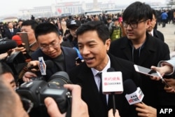 2018年3月3日,百度公司首席执行官李彦宏抵达北京人民大会堂出席中国人民政治协商会议(政协)开幕式。