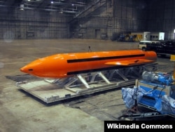 有“炸弹之母”称号的GBU-43炸弹准备接受测试。(资料照)