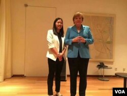 德国总理默克尔在北京会见人权律师余文生的妻子许艳等多名维权人士。余文生因公开要求罢免习近平结束极权专制而被捕。(推特图片)