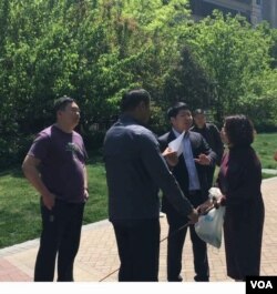 2017年4月28日,王峭岭斥责官派律师温志胜(手持信件者)和国保人员。(网络图片)