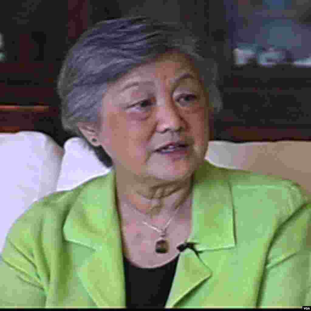 章含之2006年接受美国之音专访的视频截图。过去对美国深锁国门的毛泽东主席为什么对坚决反共的美国总统尼克松敞开大门?章含之在接受美国之音专访时表示,这是出于毛泽东对苏联的恐惧。 被称为中国“末代名媛”的章含之是中国民国时代高官和后来的民主人士章士钊的养女,也做过毛泽东的英文教师,还是中国著名外交官乔冠华的妻子。章含之参与过对尼克松总统的接待,当过翻译,是美中建交谈判的见证人。