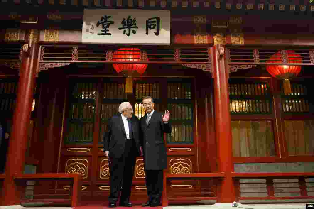 2018年11月8日在北京钓鱼台国宾馆的同乐堂前,中国外交部长王毅与前美国国务卿基辛格合影。中国外交部网站援引基辛格的话说: “我不同意把中国作为对手的观点。美中是两个重要的大国,美中关系对两国和世界都至关重要。双方有必要从更宽广的视角看待两国关系,为美中关系长远稳定发展确定基本遵循。双方加强合作,有利于应对当今世界面临的复杂问题。我赞同双方通过对话妥善管控和解决好两国间的具体分歧。 ”