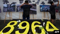 人们在台北一个纪念六四35周年活动的场地拍照。(法新社2024年6月4日)