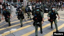 香港防暴警察在中环驱散抗议示威的民众。(2020年9月6日)