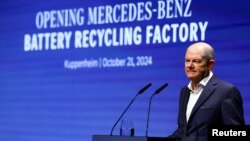 德国总理朔尔茨 (Olaf Scholz) 在德国库彭海姆的奔驰公司电池回收工厂的开业仪式上讲话。(2024年10月21日)