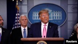 美国总统特朗普和他的新型冠状病毒工作组成员在白宫举行新闻发布会(2020年2月26日)。