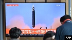 မြောက်ကိုရီးယားက အမြင့်မိုင် ၅၀၀ နီးပါး အကွာအဝေး မိုင် ၃၀၀ နီးပါး ခရီးရောက်တဲ့ ဒုံးကျည်တစင်း စမ်းသပ်ပစ်လွှတ်လိုက်တဲ့သတင်းကို စောင့်ကြည့်နေကြတဲ့ တောင်ကိုရီးယားနိုင်ငံသားများ။ (မေ ၄၊ ၂၀၂၂)